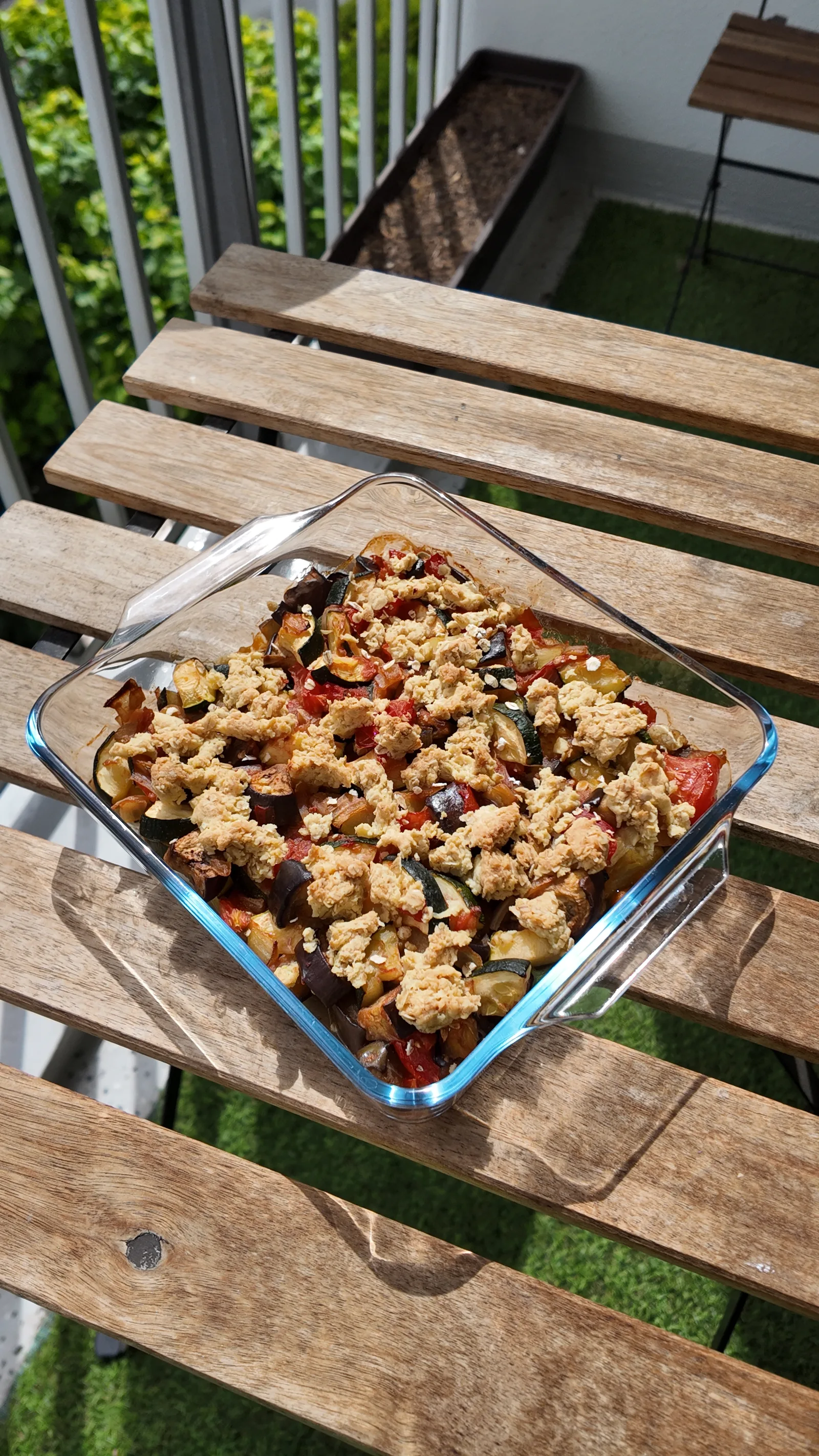 Crumble d’aubergines, courgettes, tomates et pois chiches